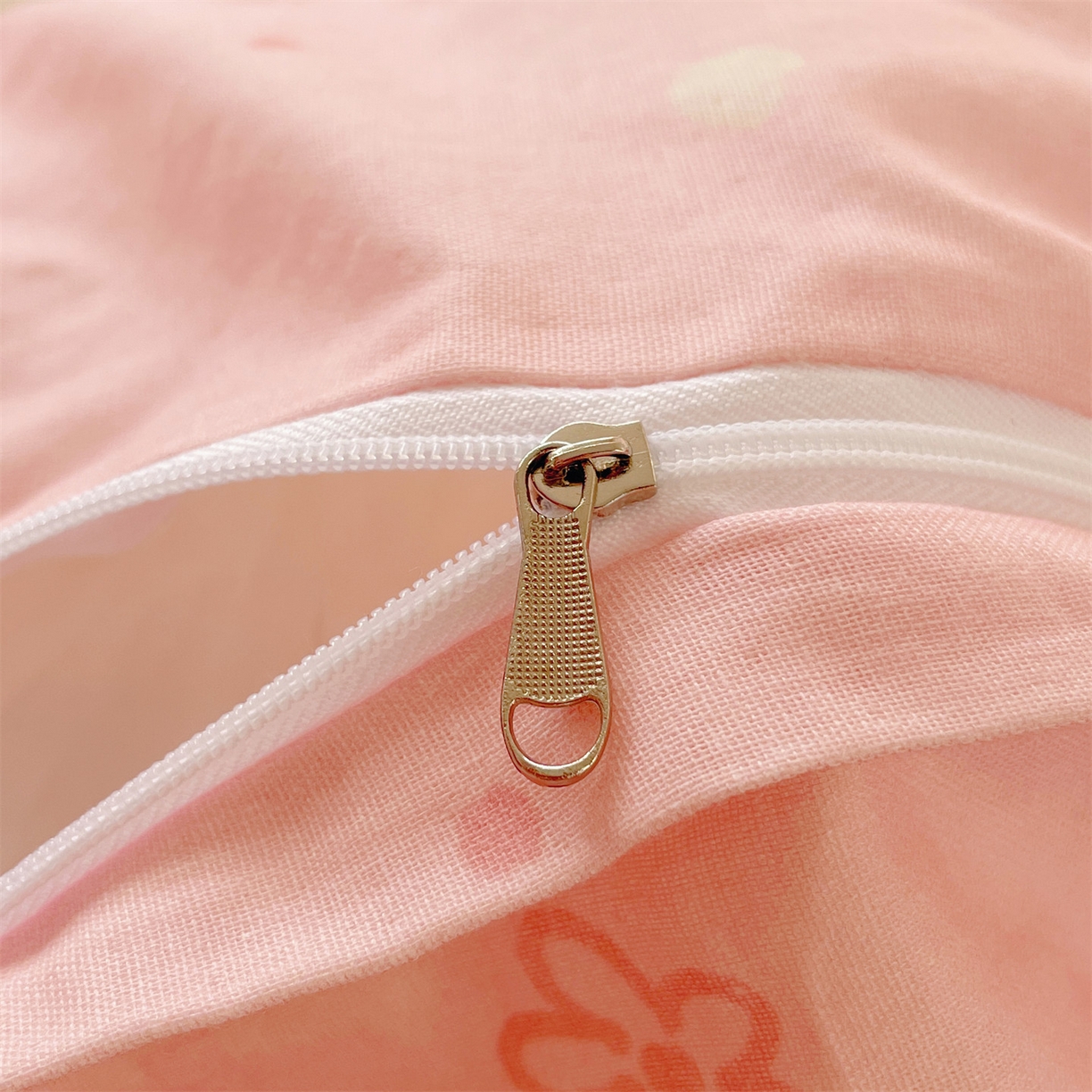 91家纺网 家纺一手货源 找家纺 盛秋家纺 2026新款卡通款A类水洗棉印花单被套被套单件 生日派对+花朵粉