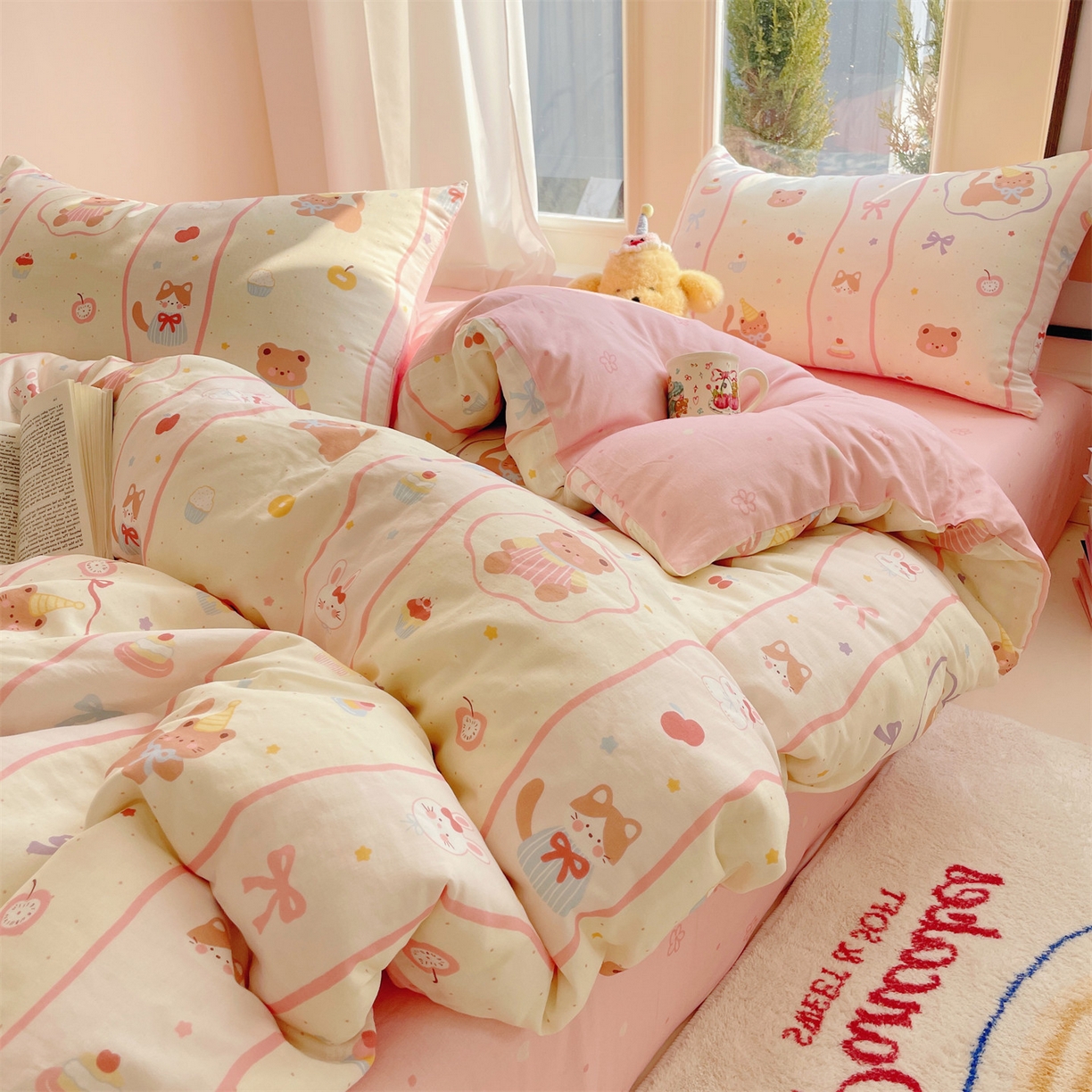 91家纺网 家纺一手货源 找家纺 盛秋家纺 2026新款卡通款A类水洗棉印花单被套被套单件 甜茶日记+花朵粉