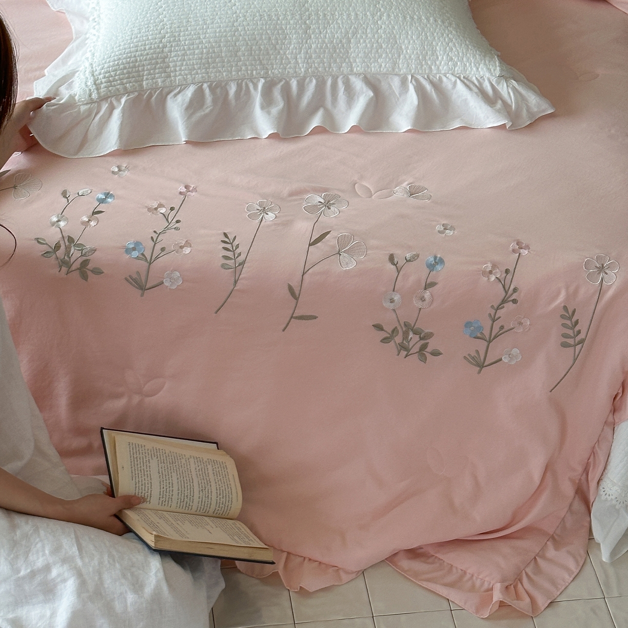 91家纺网 家纺一手货源 找家纺 （总）一加一 2026新款亲肤凉感花边绣花大豆夏被夏凉被空调被四件套-花间序