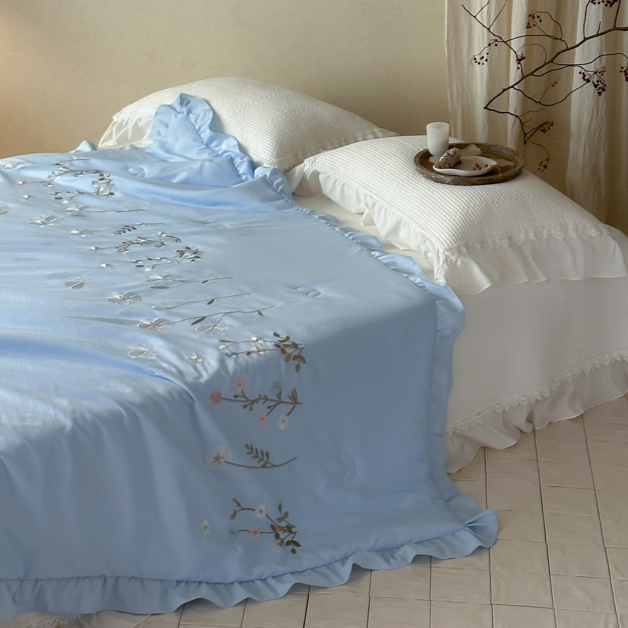 91家纺网 家纺一手货源 找家纺 一加一 2026新款亲肤凉感花边绣花大豆夏被夏凉被空调被四件套-花间序 花间序-蓝