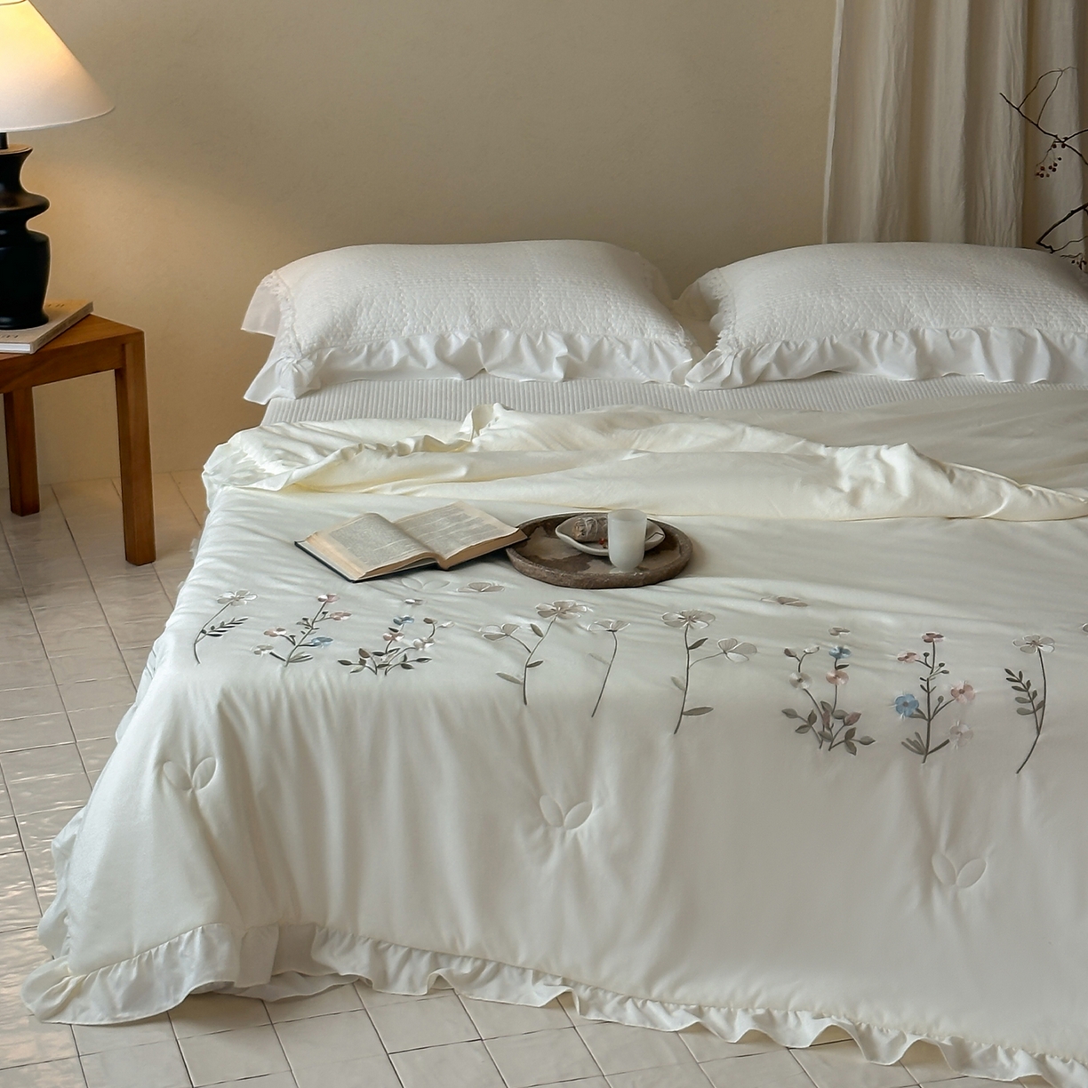 91家纺网 家纺一手货源 找家纺 一加一 2026新款亲肤凉感花边绣花大豆夏被夏凉被空调被四件套-花间序 花间序-米