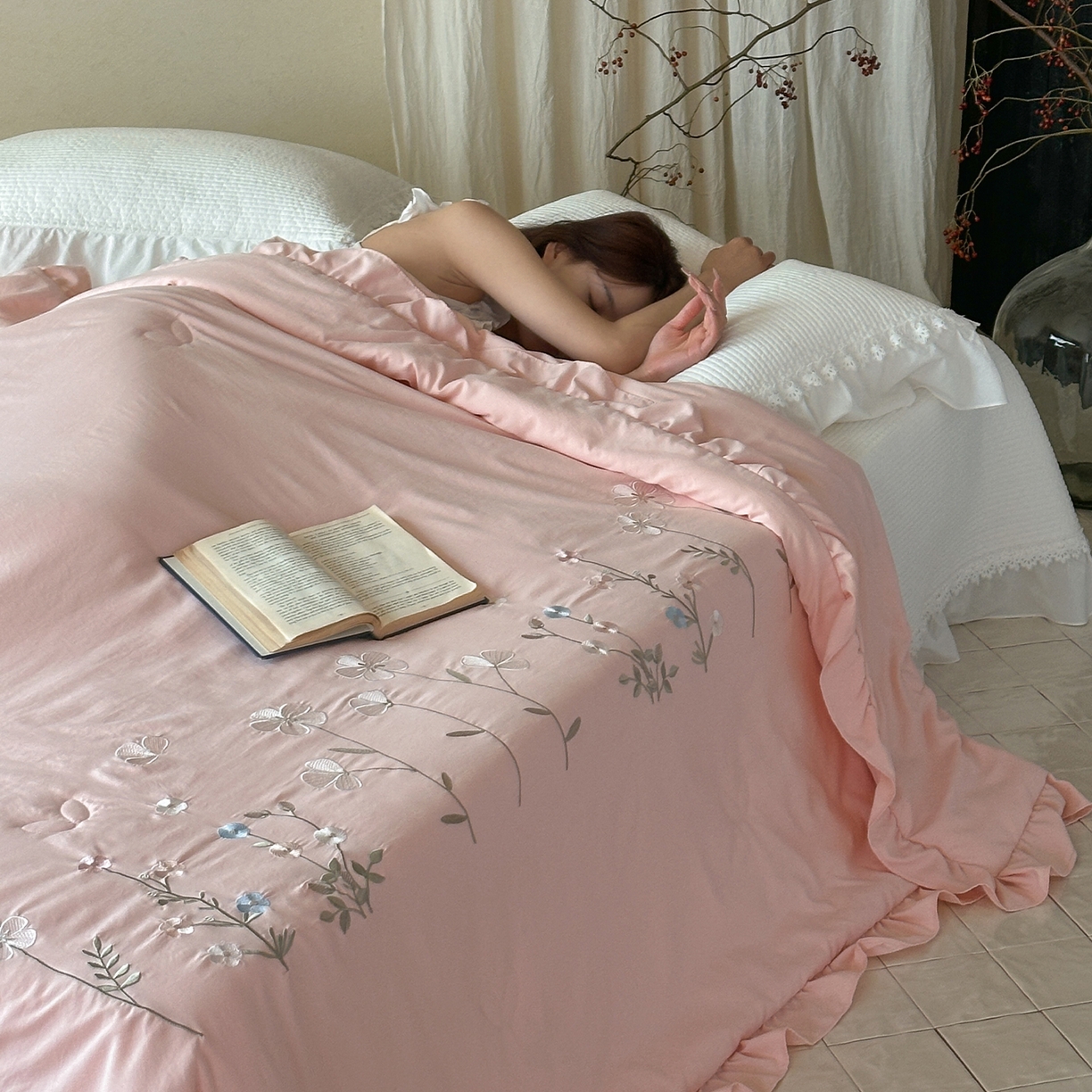 91家纺网 家纺一手货源 找家纺 （总）一加一 2026新款亲肤凉感花边绣花大豆夏被夏凉被空调被四件套-花间序