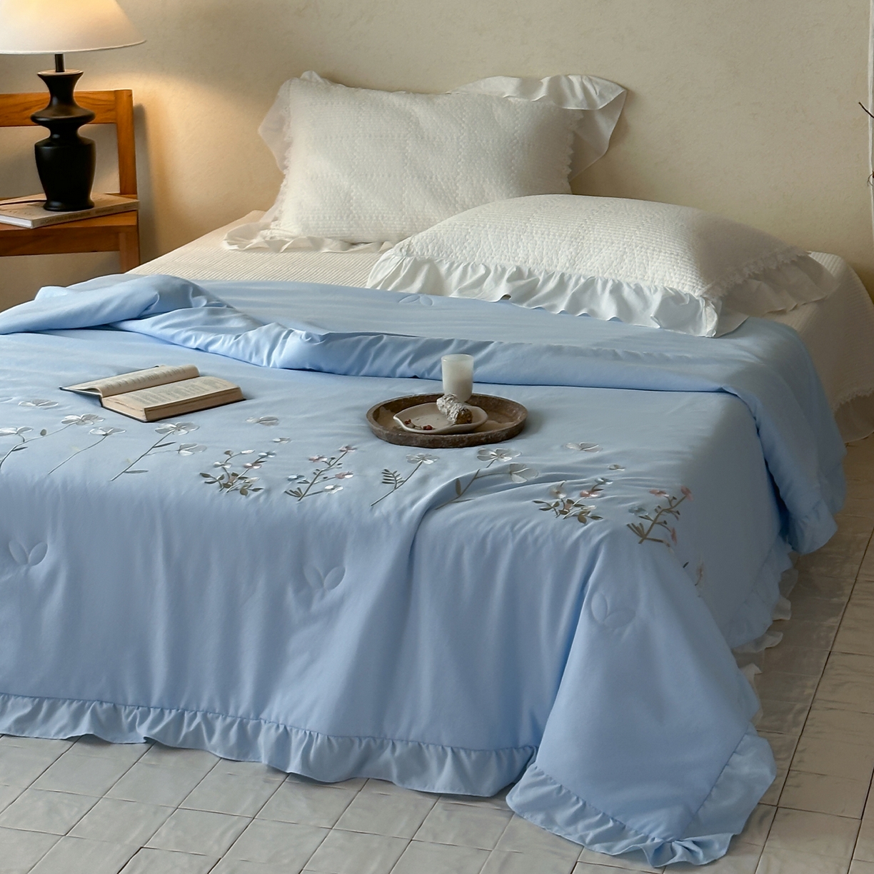 91家纺网 家纺一手货源 找家纺 一加一 2026新款亲肤凉感花边绣花大豆夏被夏凉被空调被四件套-花间序 花间序-蓝