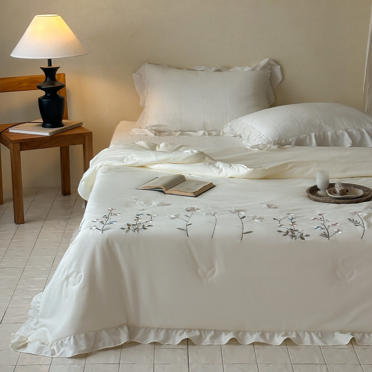 91家纺网 家纺一手货源 找家纺 一加一 2026新款亲肤凉感花边绣花大豆夏被夏凉被空调被四件套-花间序 花间序-米