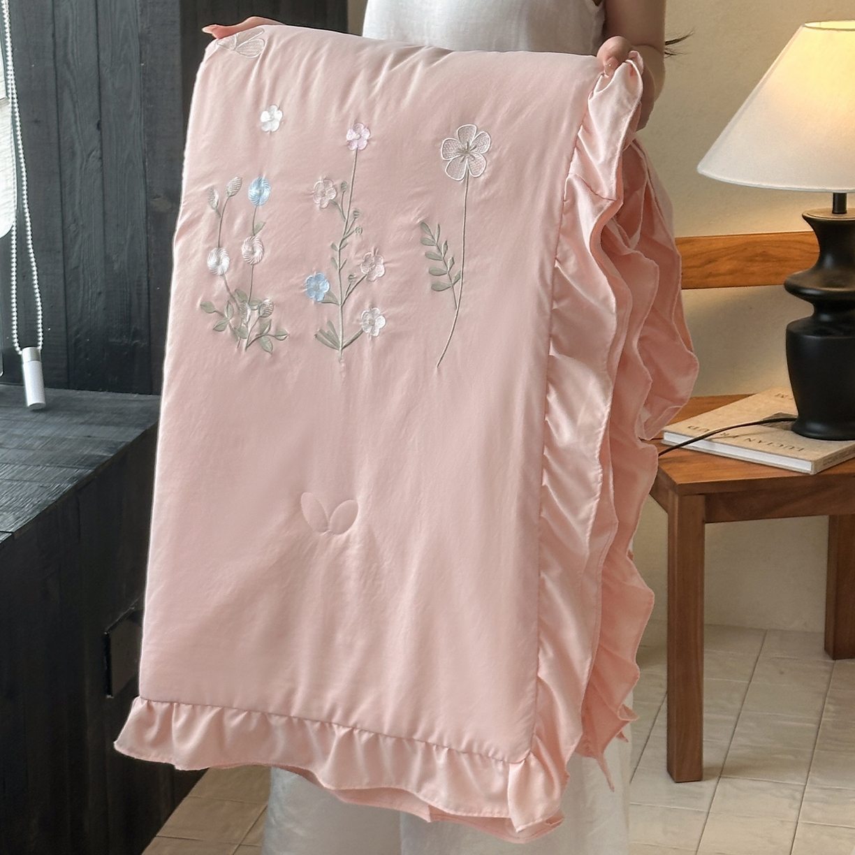 91家纺网 家纺一手货源 找家纺 一加一 2026新款亲肤凉感花边绣花大豆夏被夏凉被空调被四件套-花间序 花间序-粉