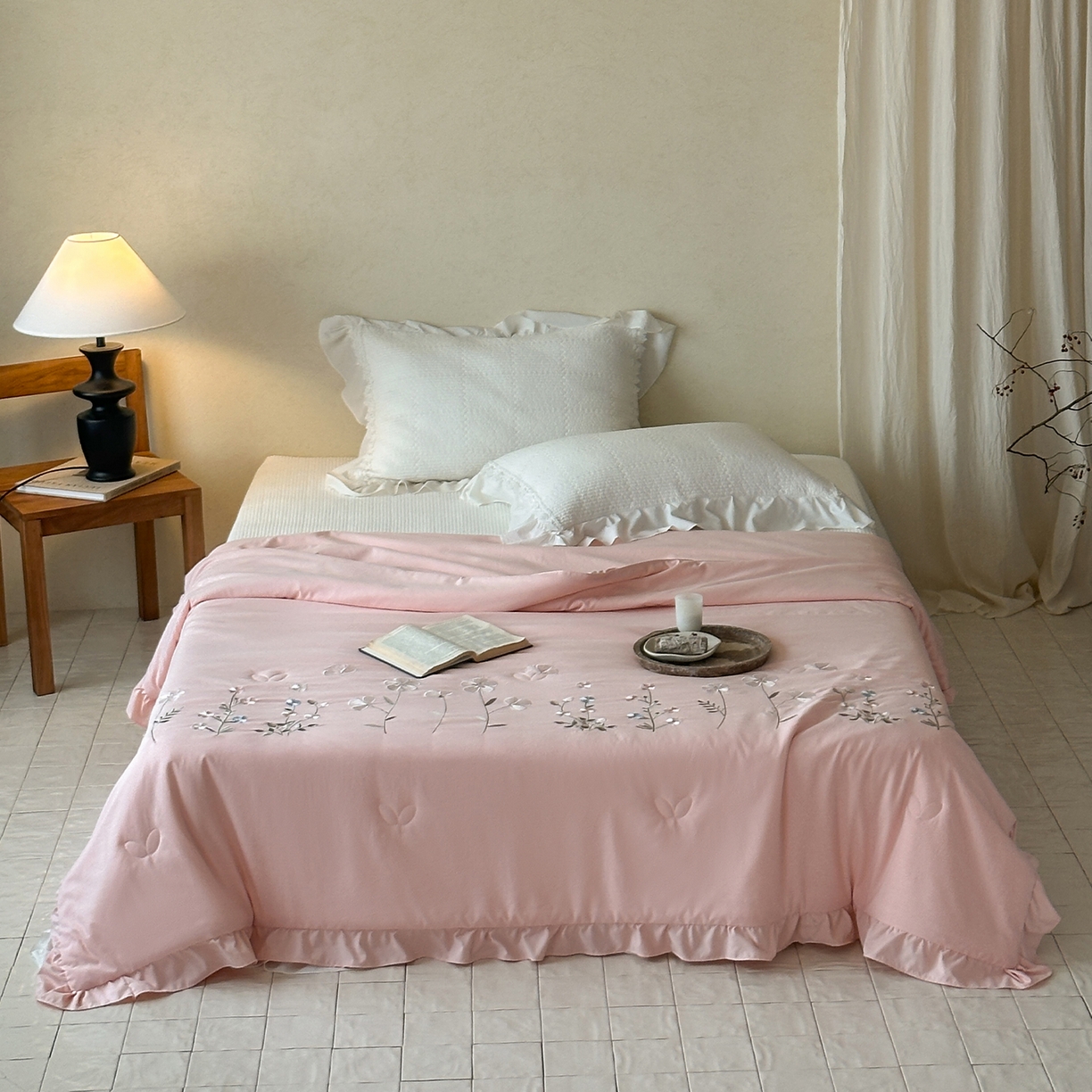 91家纺网 家纺一手货源 找家纺 一加一 2026新款亲肤凉感花边绣花大豆夏被夏凉被空调被四件套-花间序 花间序-粉