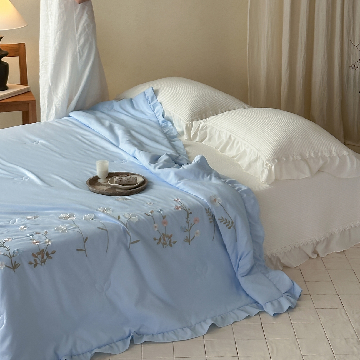 91家纺网 家纺一手货源 找家纺 一加一 2026新款亲肤凉感花边绣花大豆夏被夏凉被空调被四件套-花间序 花间序-蓝