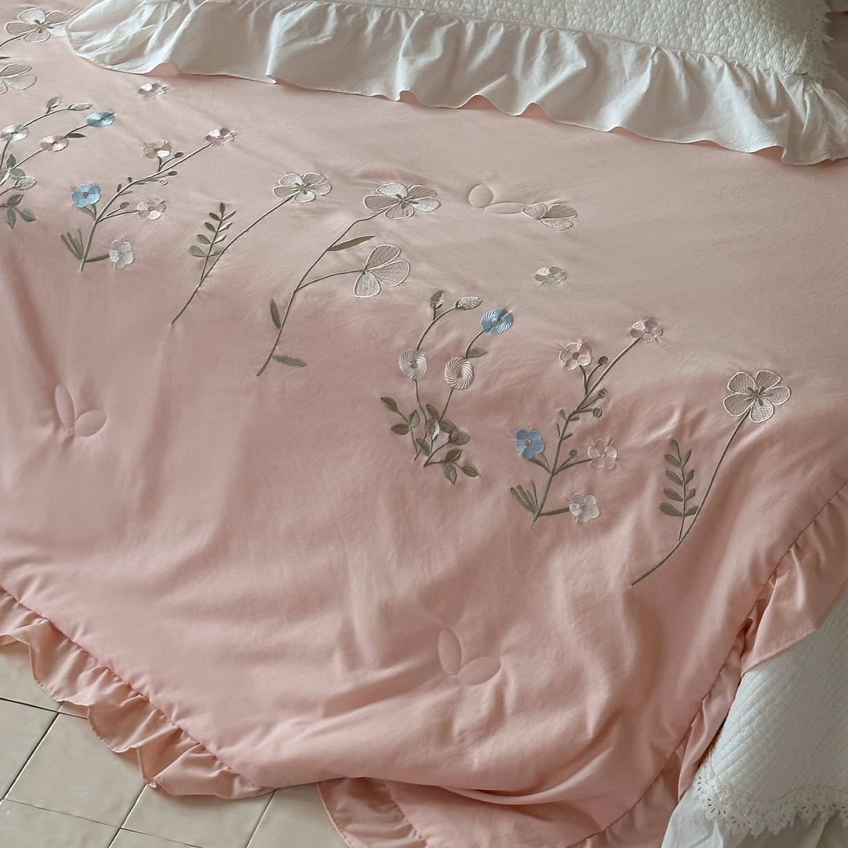 91家纺网 家纺一手货源 找家纺 一加一 2026新款亲肤凉感花边绣花大豆夏被夏凉被空调被四件套-花间序 花间序-粉