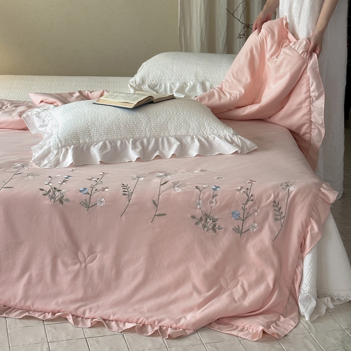 91家纺网 家纺一手货源 找家纺 （总）一加一 2026新款亲肤凉感花边绣花大豆夏被夏凉被空调被四件套-花间序