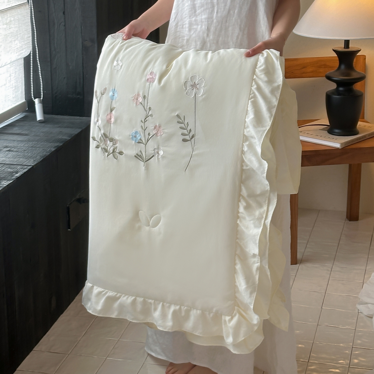 91家纺网 家纺一手货源 找家纺 一加一 2026新款亲肤凉感花边绣花大豆夏被夏凉被空调被四件套-花间序 花间序-米