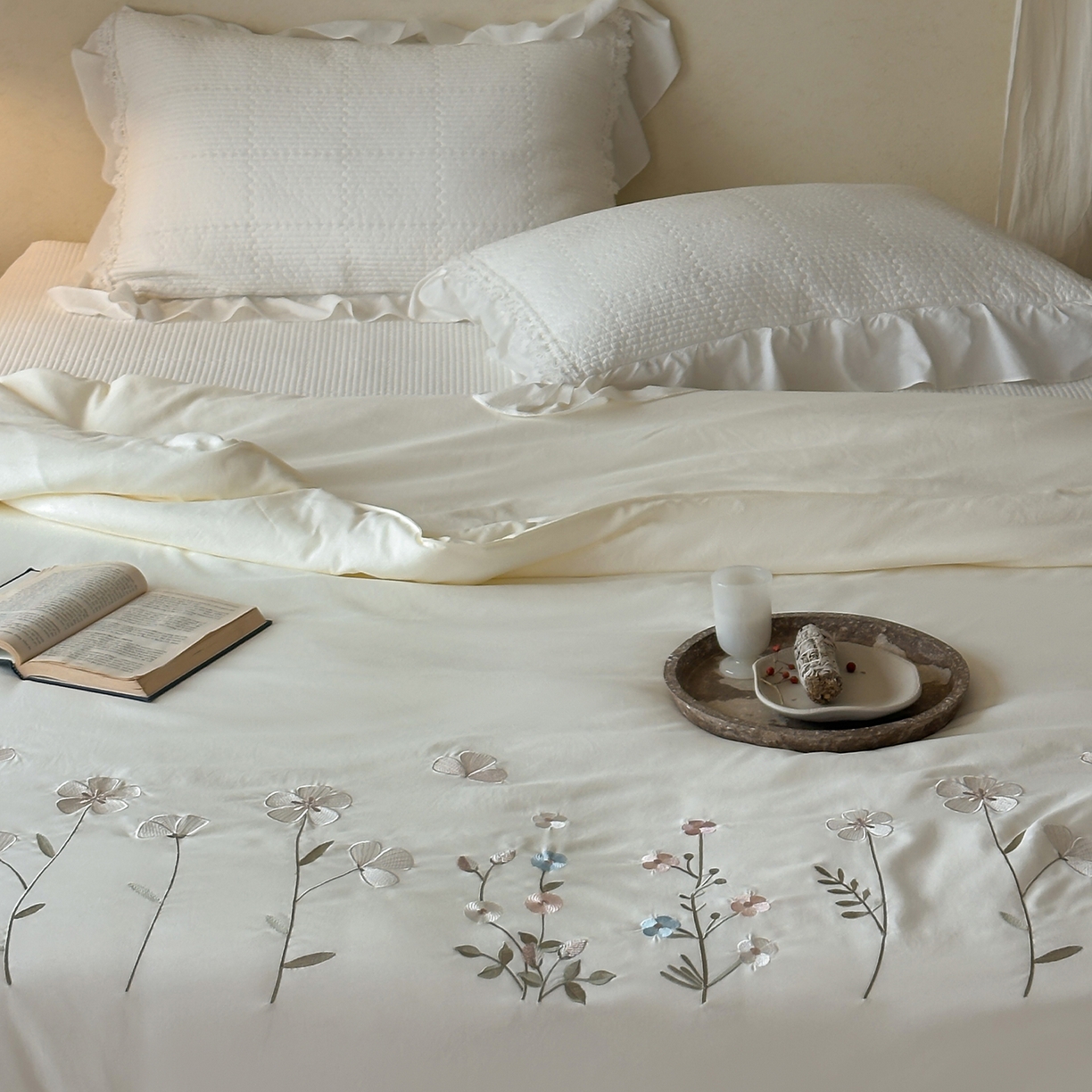 91家纺网 家纺一手货源 找家纺 一加一 2026新款亲肤凉感花边绣花大豆夏被夏凉被空调被四件套-花间序 花间序-米