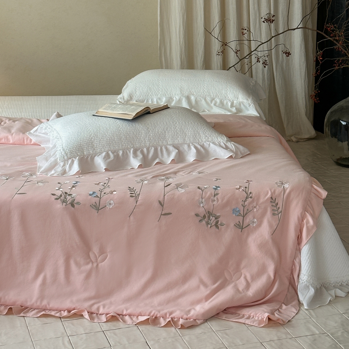 91家纺网 家纺一手货源 找家纺 一加一 2026新款亲肤凉感花边绣花大豆夏被夏凉被空调被四件套-花间序 花间序-粉