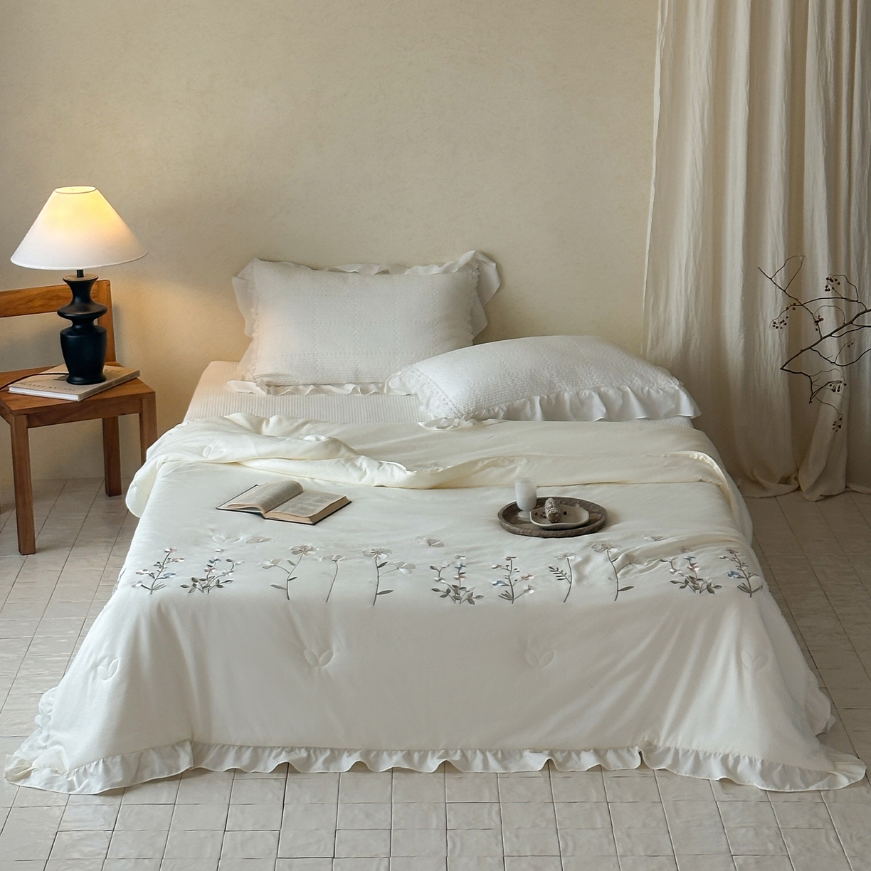 91家纺网 家纺一手货源 找家纺 一加一 2026新款亲肤凉感花边绣花大豆夏被夏凉被空调被四件套-花间序 花间序-米