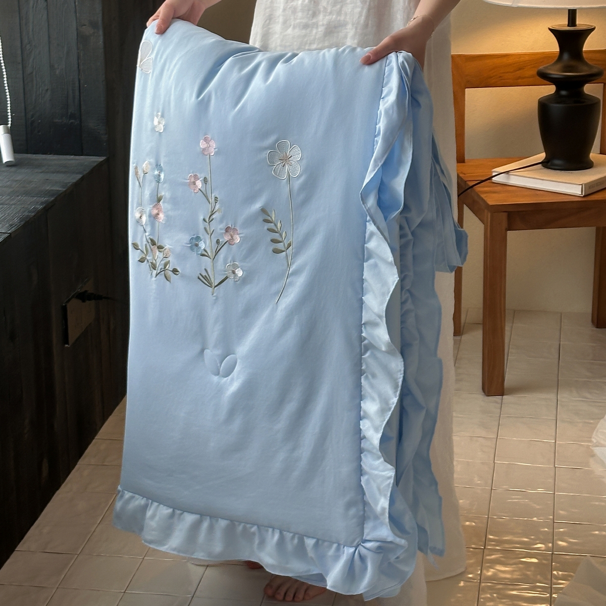 91家纺网 家纺一手货源 找家纺 一加一 2026新款亲肤凉感花边绣花大豆夏被夏凉被空调被四件套-花间序 花间序-蓝