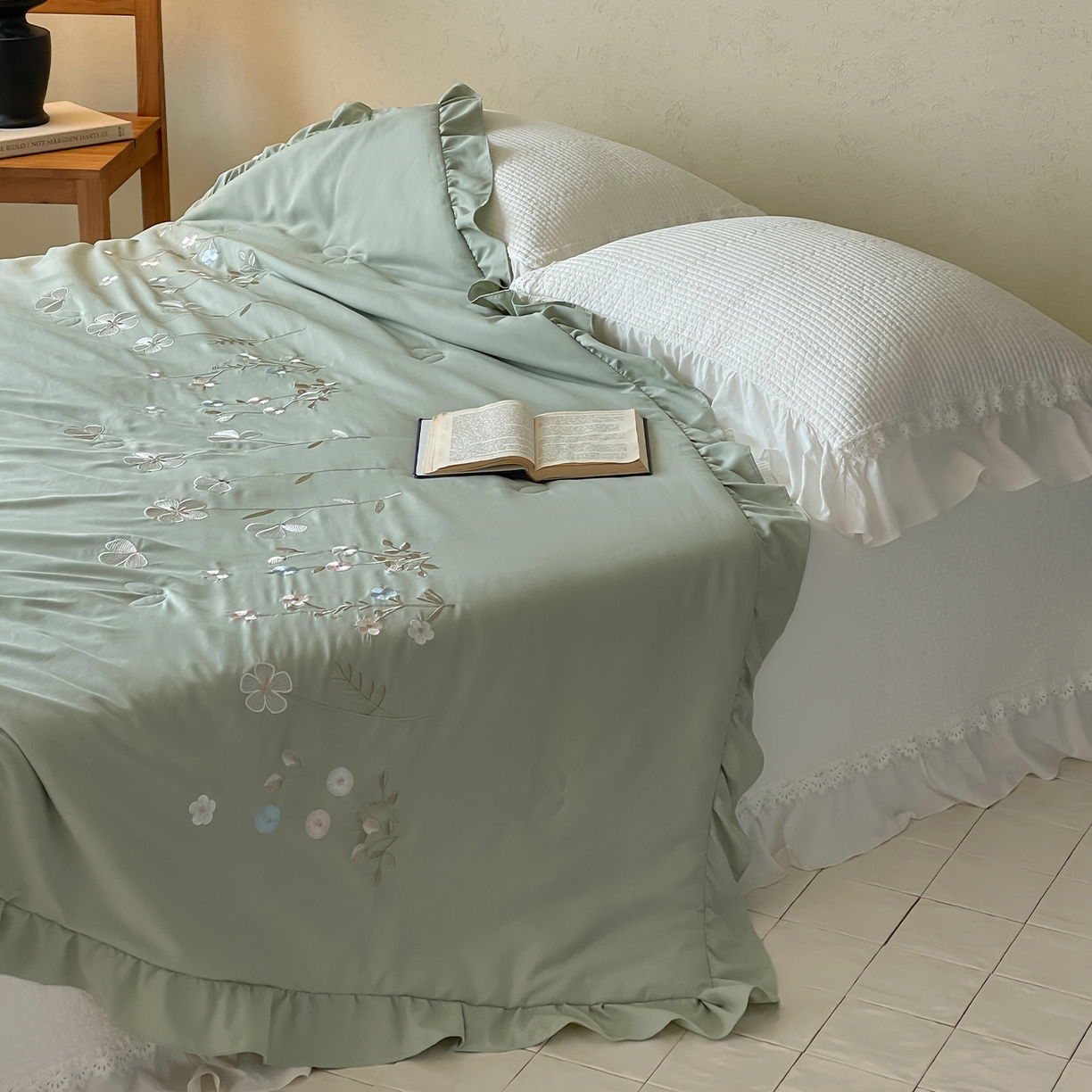 91家纺网 家纺一手货源 找家纺 一加一 2026新款亲肤凉感花边绣花大豆夏被夏凉被空调被四件套-花间序 花间序-绿