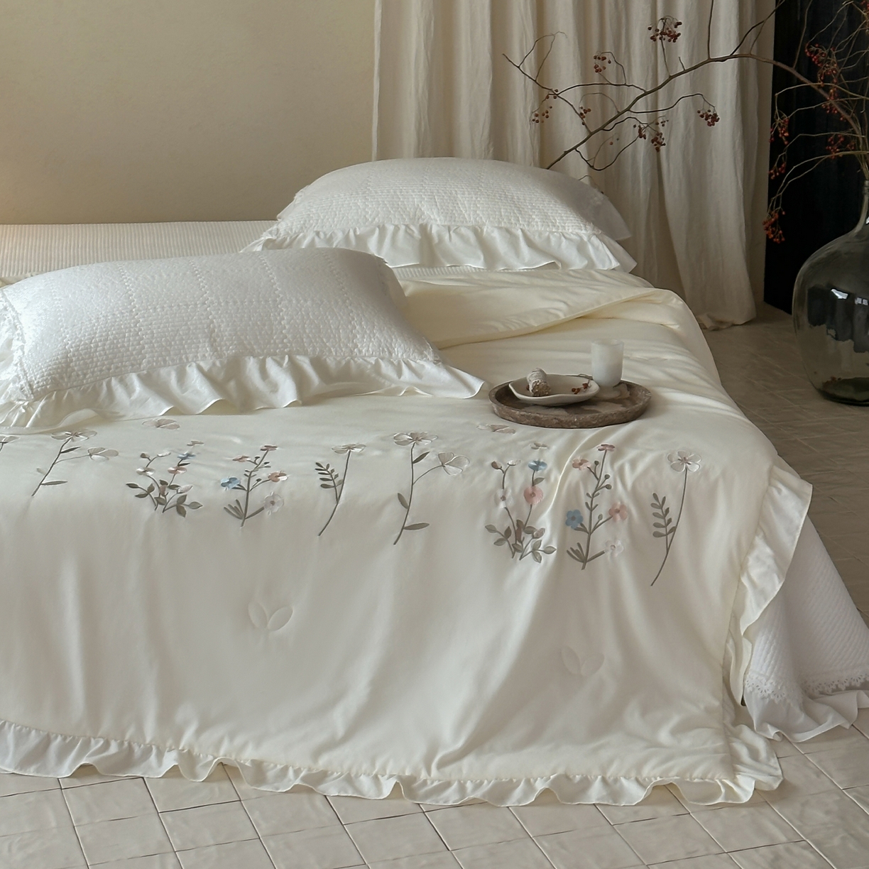 91家纺网 家纺一手货源 找家纺 一加一 2026新款亲肤凉感花边绣花大豆夏被夏凉被空调被四件套-花间序 花间序-米