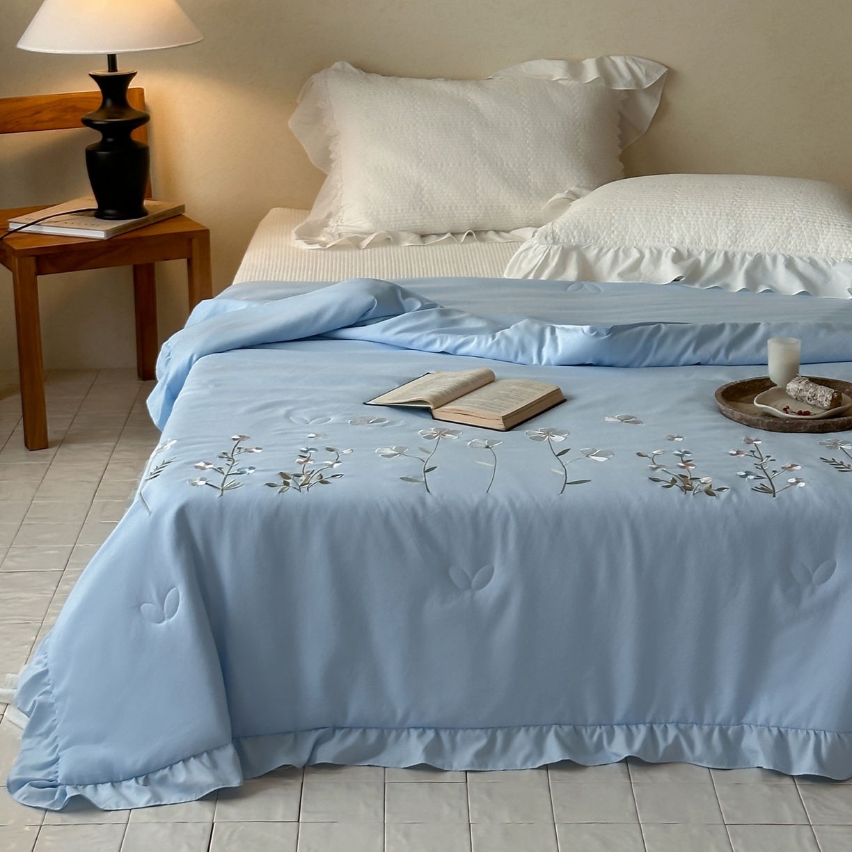 91家纺网 家纺一手货源 找家纺 一加一 2026新款亲肤凉感花边绣花大豆夏被夏凉被空调被四件套-花间序 花间序-蓝