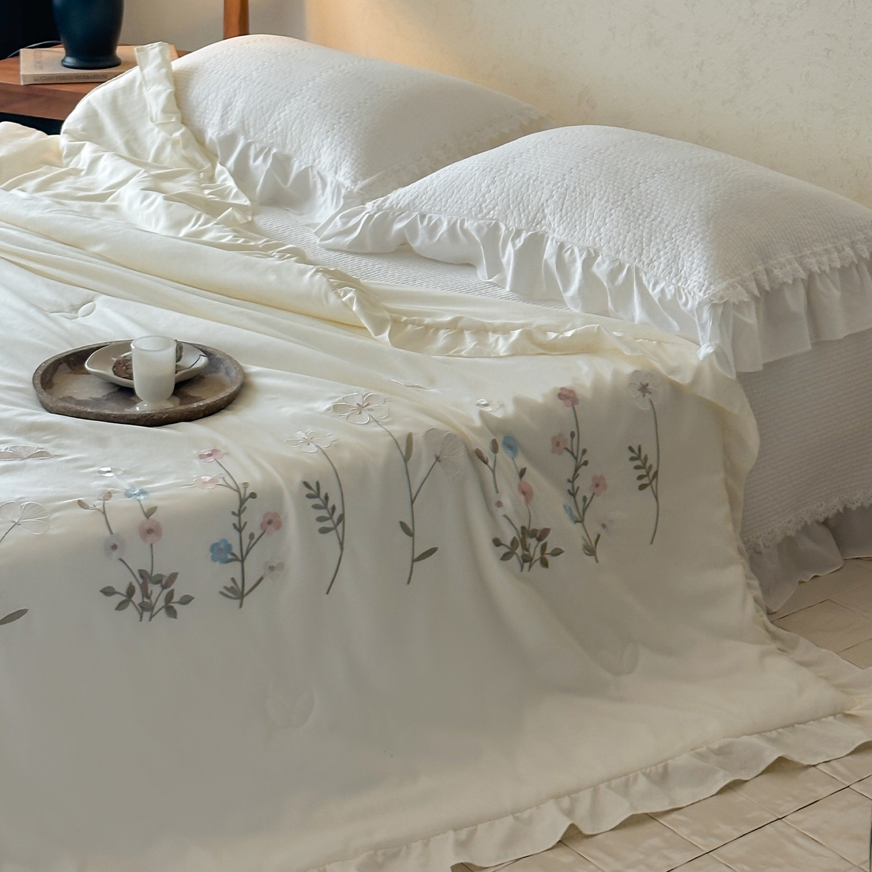 91家纺网 家纺一手货源 找家纺 一加一 2026新款亲肤凉感花边绣花大豆夏被夏凉被空调被四件套-花间序 花间序-米