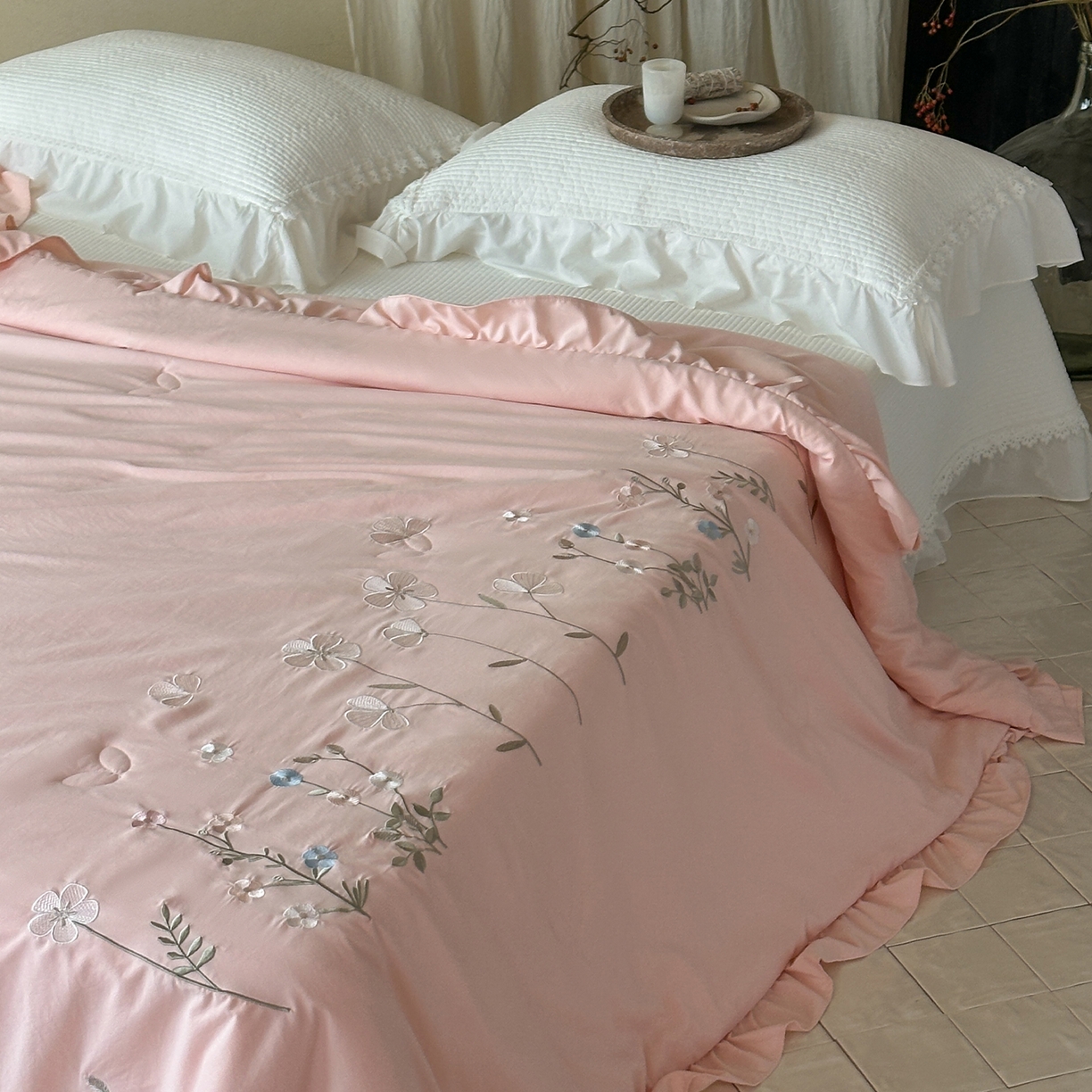 91家纺网 家纺一手货源 找家纺 一加一 2026新款亲肤凉感花边绣花大豆夏被夏凉被空调被四件套-花间序 花间序-粉