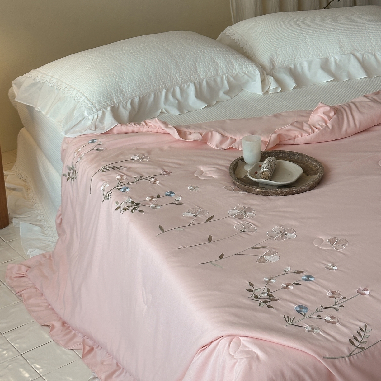 91家纺网 家纺一手货源 找家纺 一加一 2026新款亲肤凉感花边绣花大豆夏被夏凉被空调被四件套-花间序 花间序-粉