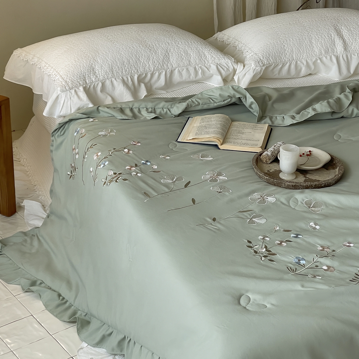 91家纺网 家纺一手货源 找家纺 一加一 2026新款亲肤凉感花边绣花大豆夏被夏凉被空调被四件套-花间序 花间序-绿