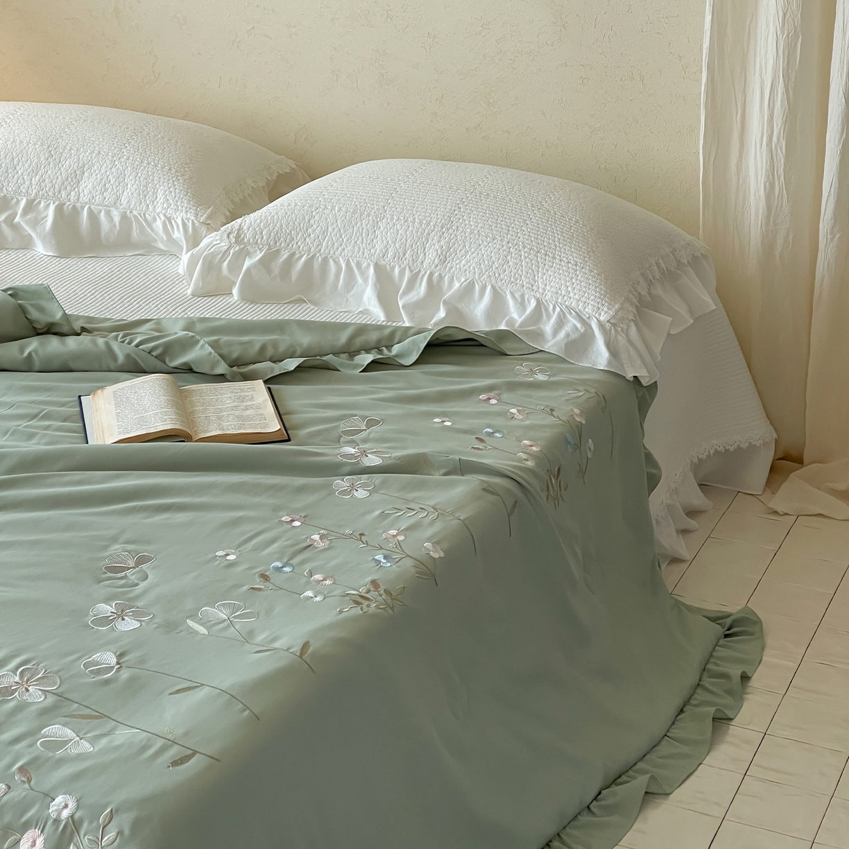 91家纺网 家纺一手货源 找家纺 一加一 2026新款亲肤凉感花边绣花大豆夏被夏凉被空调被四件套-花间序 花间序-绿