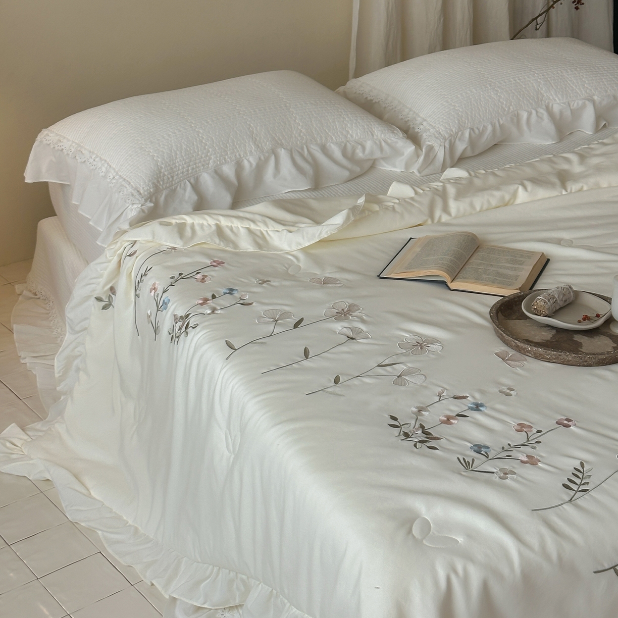 91家纺网 家纺一手货源 找家纺 一加一 2026新款亲肤凉感花边绣花大豆夏被夏凉被空调被四件套-花间序 花间序-米