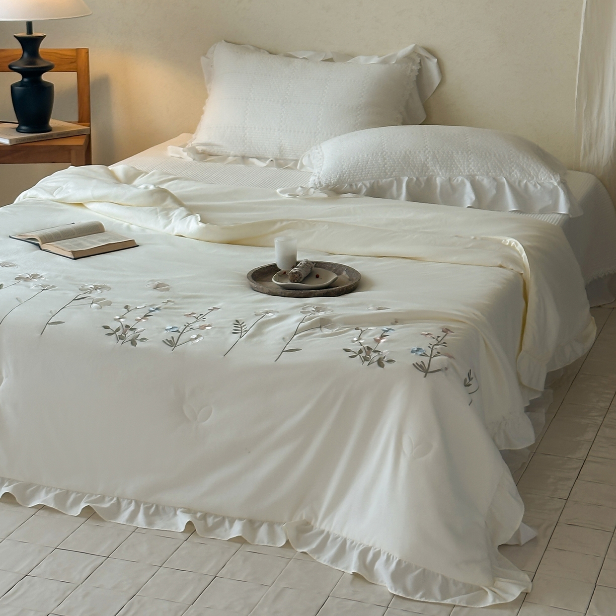 91家纺网 家纺一手货源 找家纺 一加一 2026新款亲肤凉感花边绣花大豆夏被夏凉被空调被四件套-花间序 花间序-米