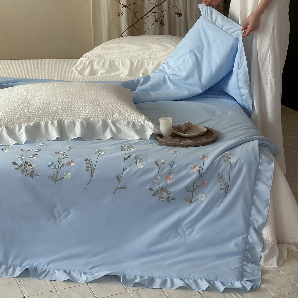 91家纺网 家纺一手货源 找家纺 一加一 2026新款亲肤凉感花边绣花大豆夏被夏凉被空调被四件套-花间序 花间序-蓝