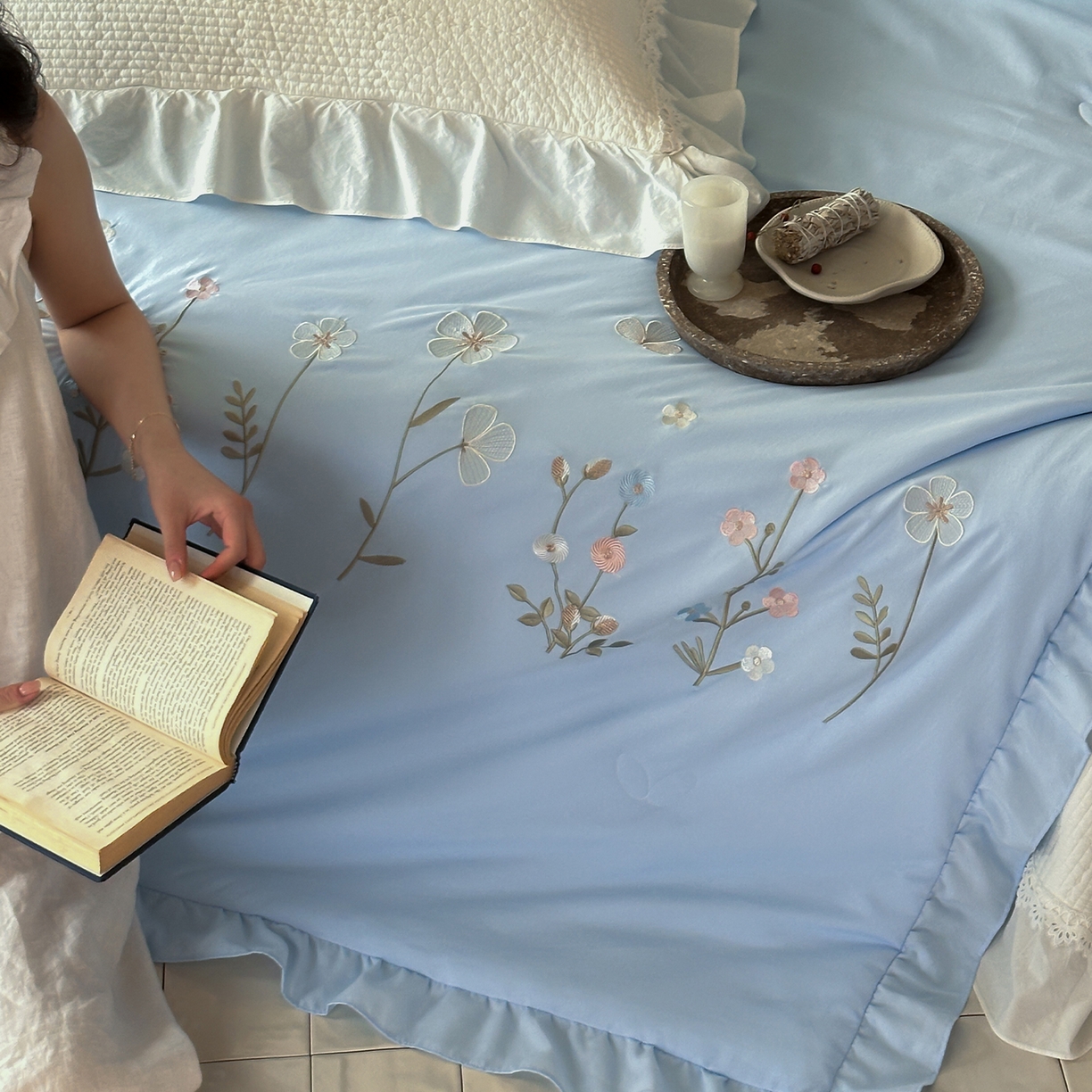 91家纺网 家纺一手货源 找家纺 一加一 2026新款亲肤凉感花边绣花大豆夏被夏凉被空调被四件套-花间序 花间序-蓝