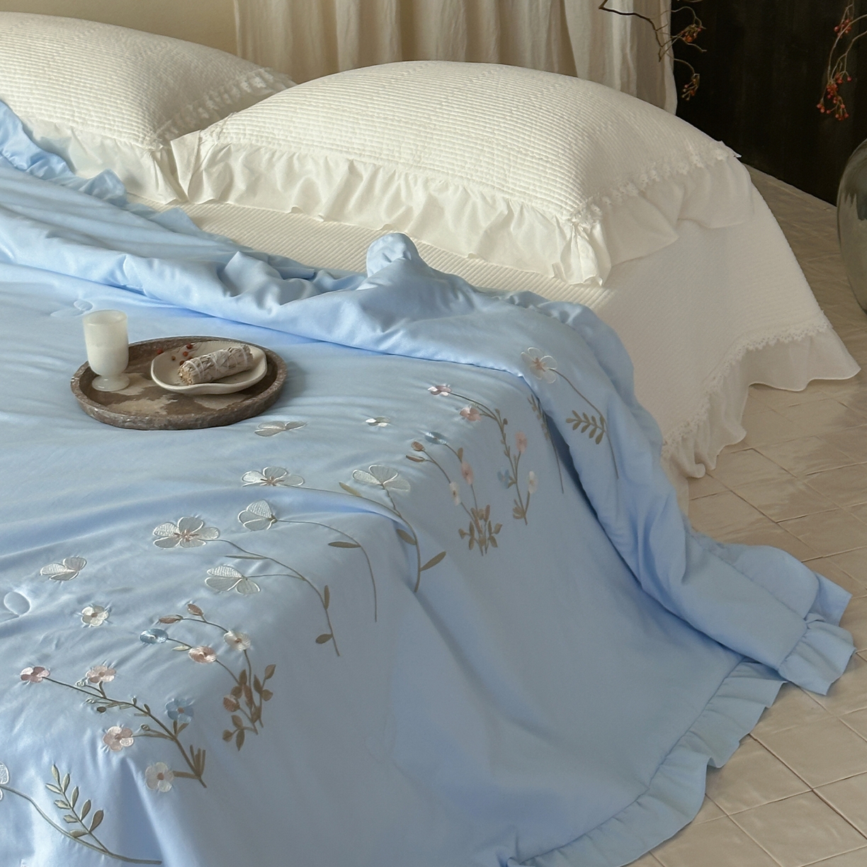 91家纺网 家纺一手货源 找家纺 一加一 2026新款亲肤凉感花边绣花大豆夏被夏凉被空调被四件套-花间序 花间序-蓝