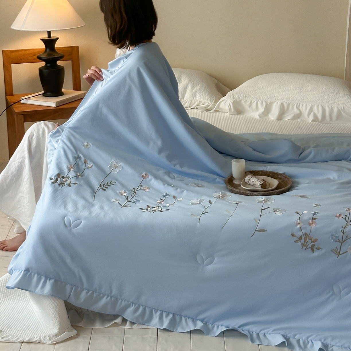 91家纺网 家纺一手货源 找家纺 一加一 2026新款亲肤凉感花边绣花大豆夏被夏凉被空调被四件套-花间序 花间序-蓝