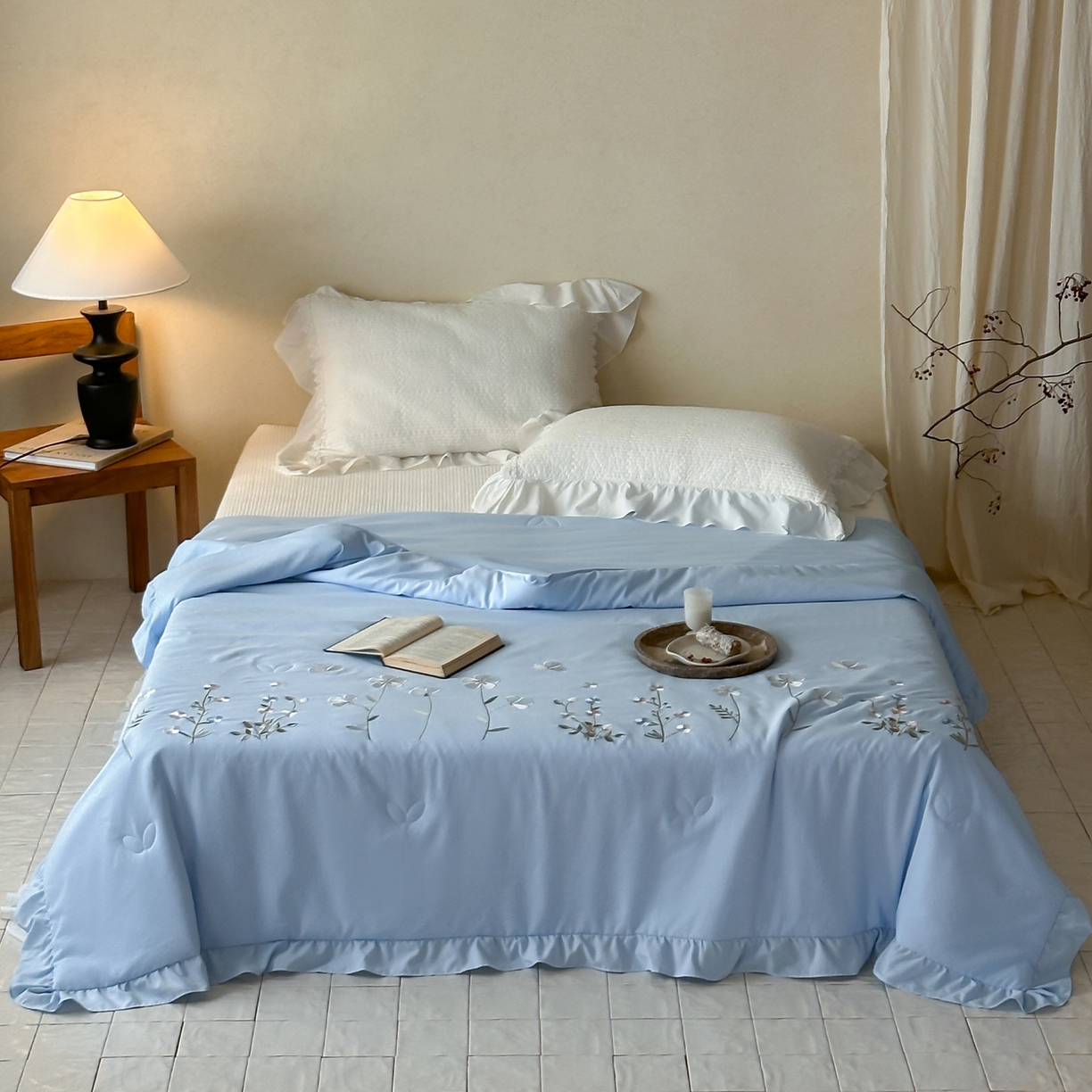 91家纺网 家纺一手货源 找家纺 一加一 2026新款亲肤凉感花边绣花大豆夏被夏凉被空调被四件套-花间序 花间序-蓝