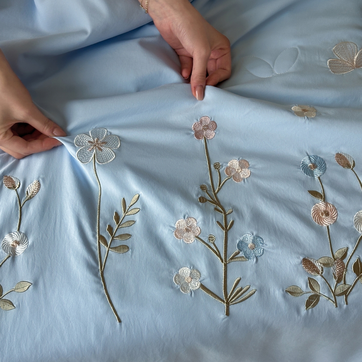 91家纺网 家纺一手货源 找家纺 一加一 2026新款亲肤凉感花边绣花大豆夏被夏凉被空调被四件套-花间序 花间序-蓝