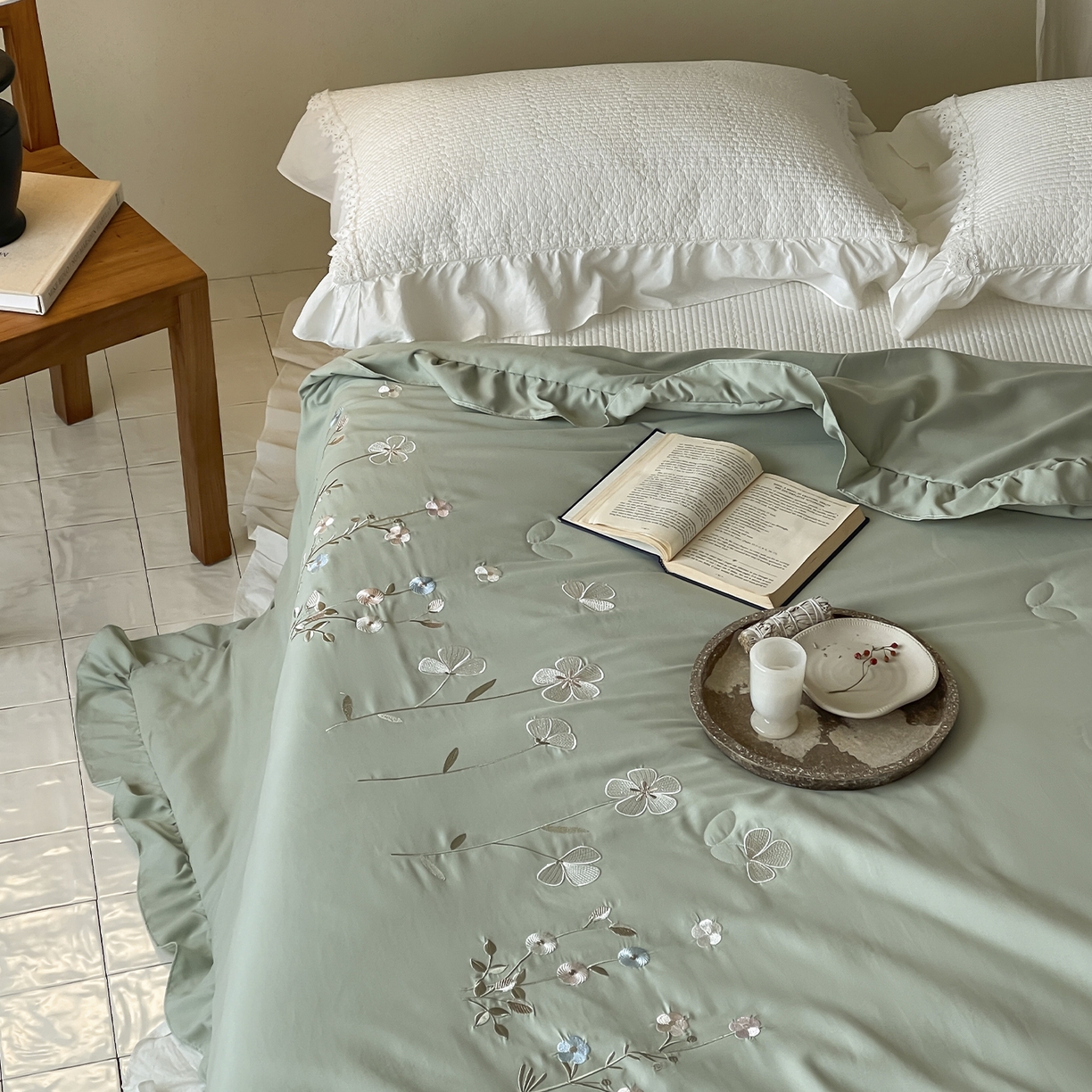 91家纺网 家纺一手货源 找家纺 一加一 2026新款亲肤凉感花边绣花大豆夏被夏凉被空调被四件套-花间序 花间序-绿