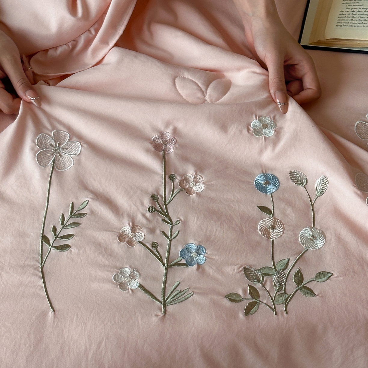 91家纺网 家纺一手货源 找家纺 一加一 2026新款亲肤凉感花边绣花大豆夏被夏凉被空调被四件套-花间序 花间序-粉