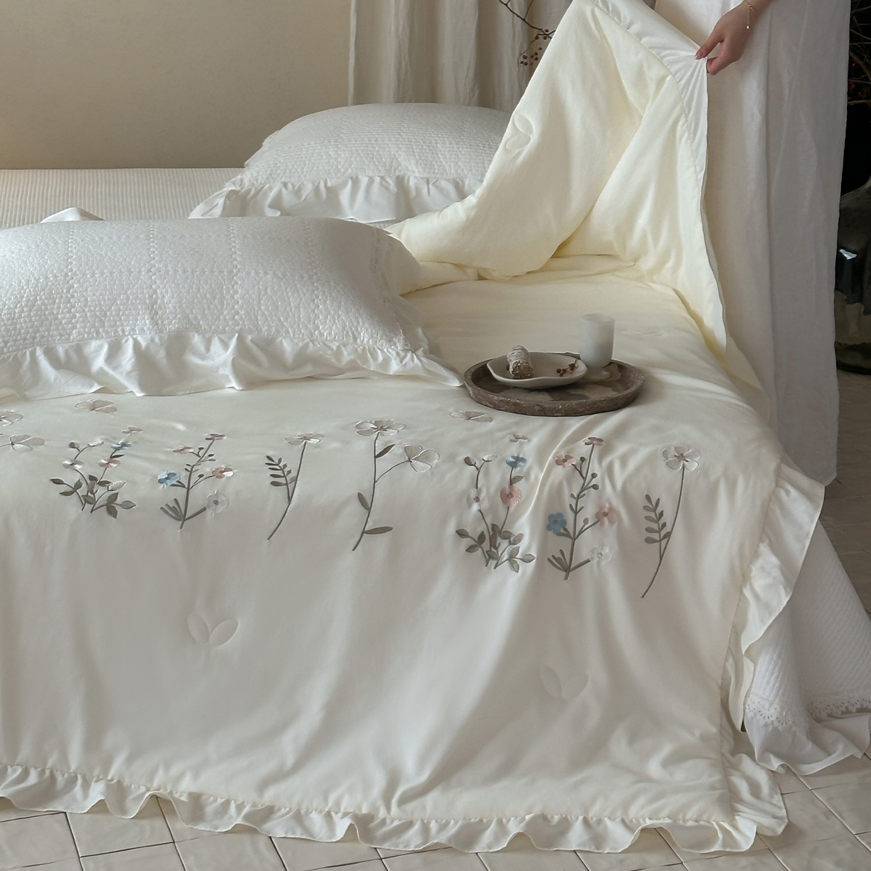 91家纺网 家纺一手货源 找家纺 一加一 2026新款亲肤凉感花边绣花大豆夏被夏凉被空调被四件套-花间序 花间序-米