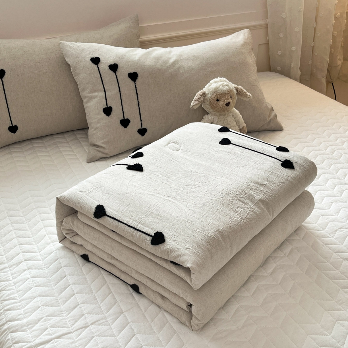 91家纺网 家纺一手货源 找家纺 （总）一加一 2026春夏新款全棉纯棉色织水洗棉麻毛巾绣大豆夏被-心心相依