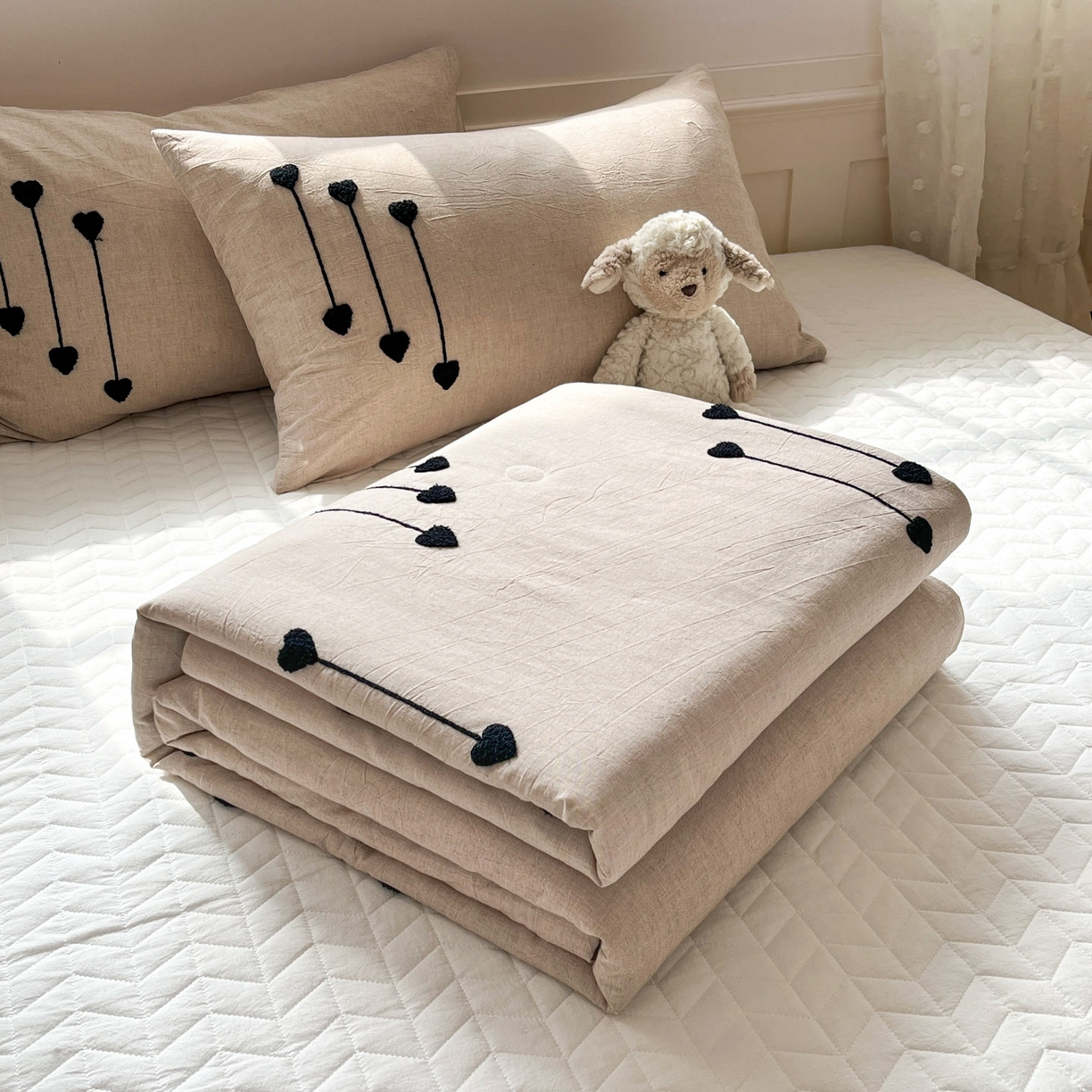 91家纺网 家纺一手货源 找家纺 （总）一加一 2026春夏新款全棉纯棉色织水洗棉麻毛巾绣大豆夏被-心心相依