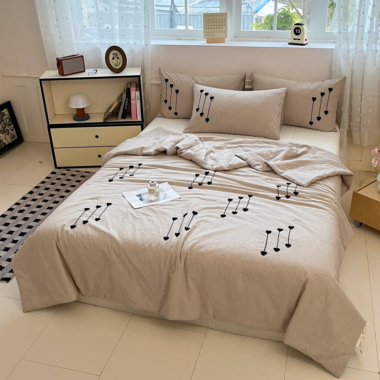 91家纺网 家纺一手货源 找家纺 一加一 2026春夏新款全棉纯棉色织水洗棉麻毛巾绣大豆夏被-心心相依 棉麻音符-卡其