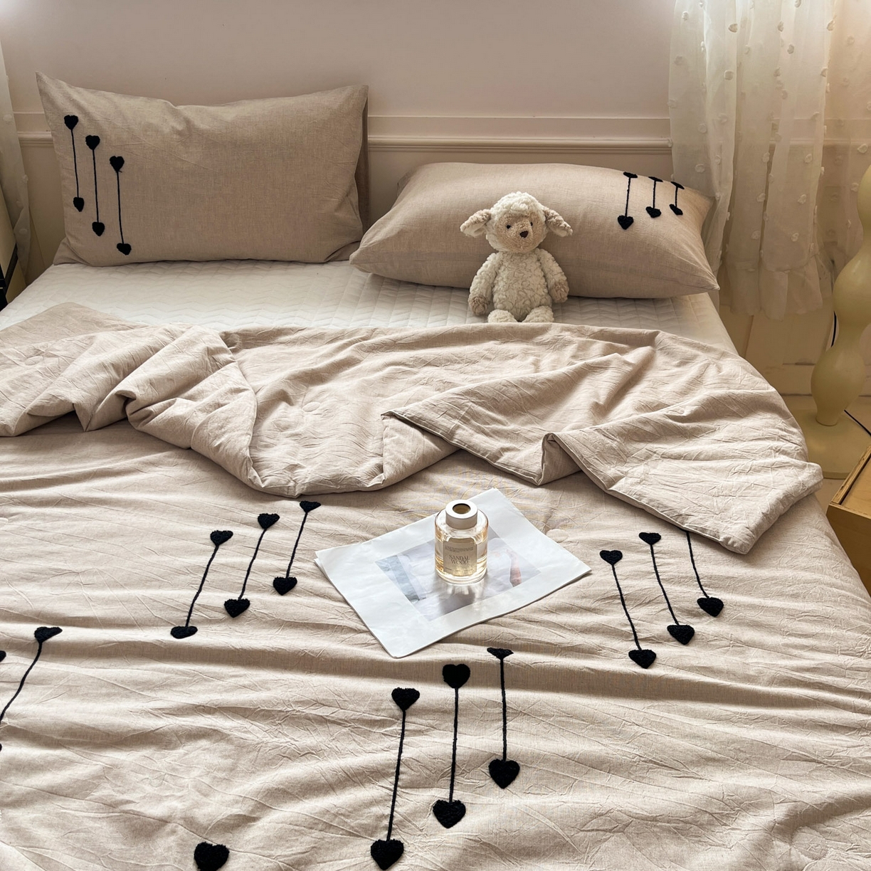 91家纺网 家纺一手货源 找家纺 一加一 2026春夏新款全棉纯棉色织水洗棉麻毛巾绣大豆夏被-心心相依 棉麻音符-卡其