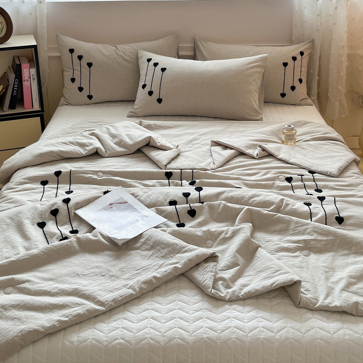 91家纺网 家纺一手货源 找家纺 （总）一加一 2026春夏新款全棉纯棉色织水洗棉麻毛巾绣大豆夏被-心心相依