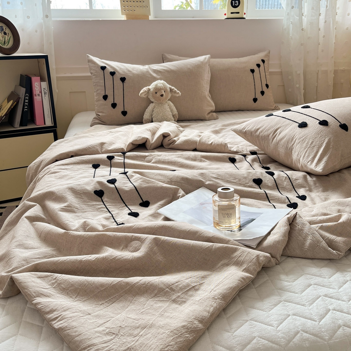 91家纺网 家纺一手货源 找家纺 一加一 2026春夏新款全棉纯棉色织水洗棉麻毛巾绣大豆夏被-心心相依 棉麻音符-卡其