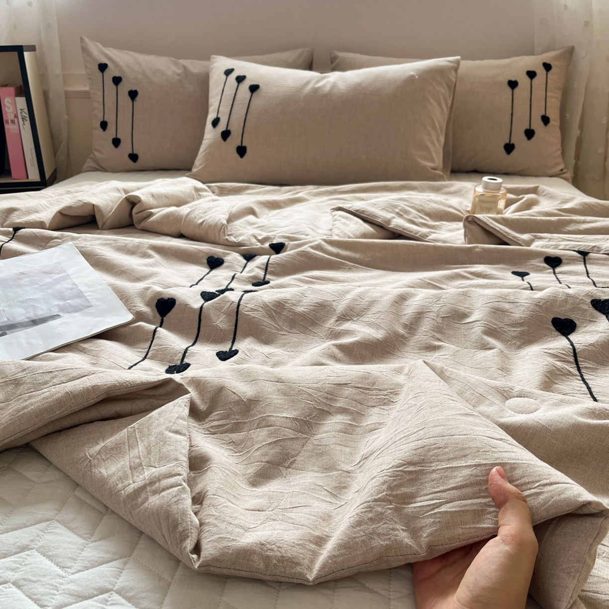 91家纺网 家纺一手货源 找家纺 一加一 2026春夏新款全棉纯棉色织水洗棉麻毛巾绣大豆夏被-心心相依 棉麻音符-卡其