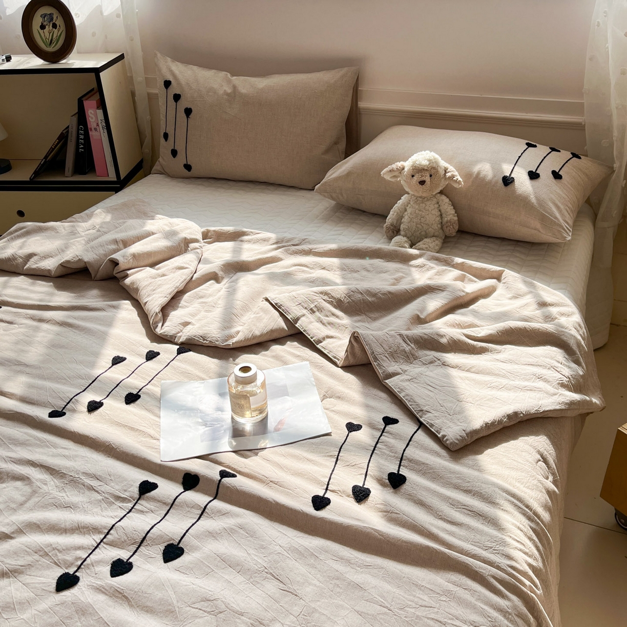 91家纺网 家纺一手货源 找家纺 一加一 2026春夏新款全棉纯棉色织水洗棉麻毛巾绣大豆夏被-心心相依 棉麻音符-卡其