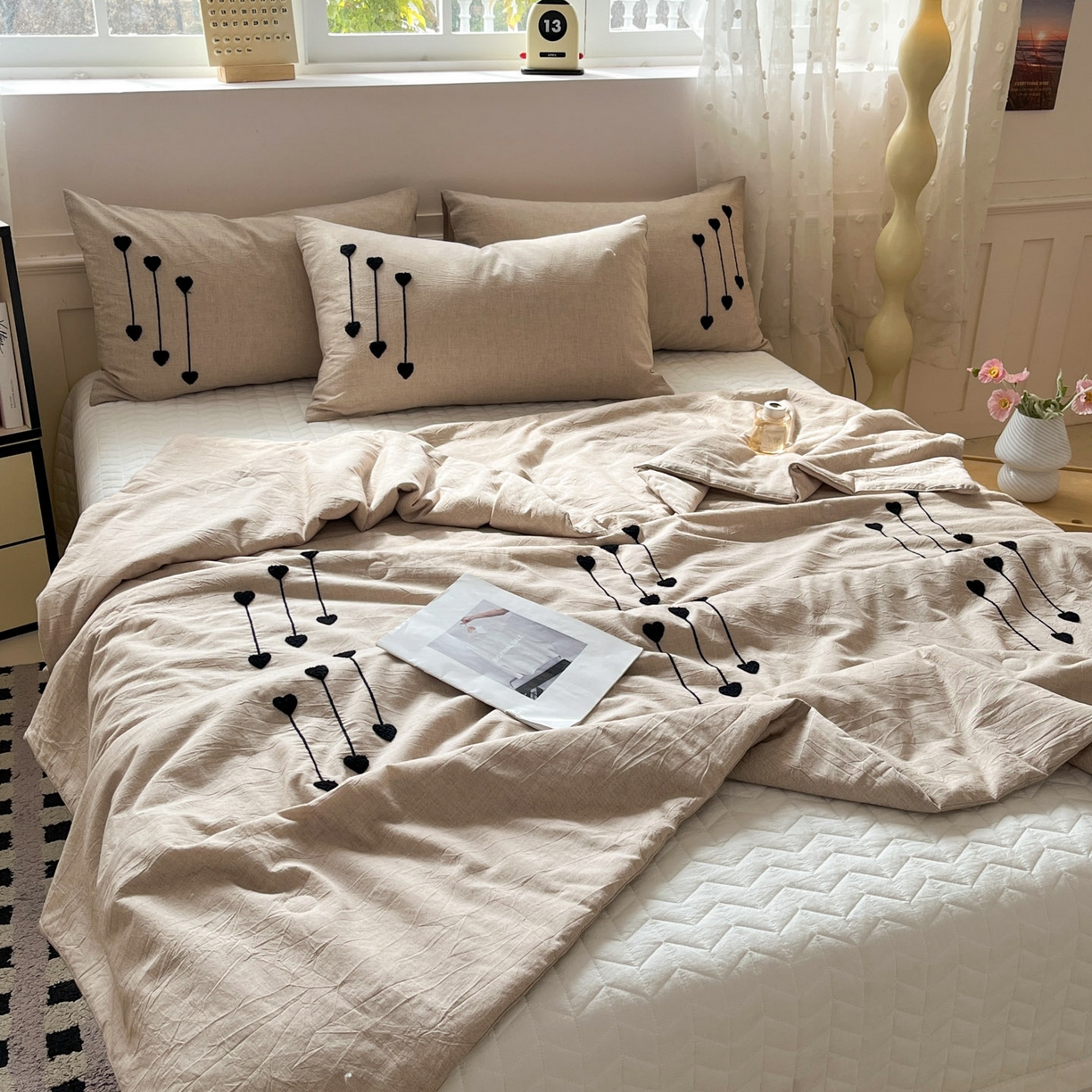 91家纺网 家纺一手货源 找家纺 一加一 2026春夏新款全棉纯棉色织水洗棉麻毛巾绣大豆夏被-心心相依 棉麻音符-卡其