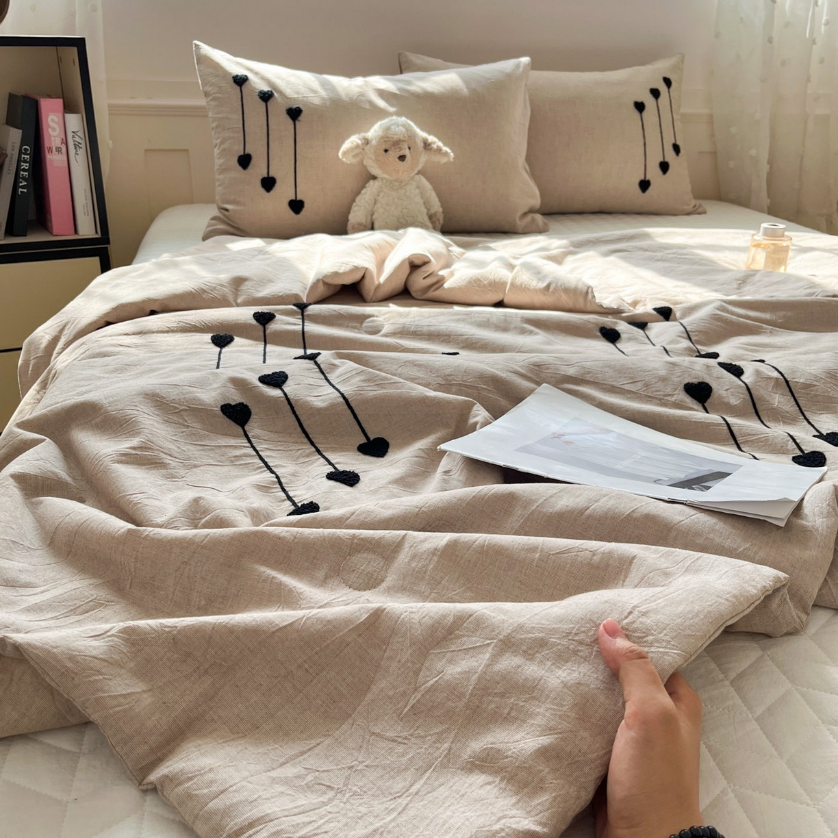 91家纺网 家纺一手货源 找家纺 一加一 2026春夏新款全棉纯棉色织水洗棉麻毛巾绣大豆夏被-心心相依 棉麻音符-卡其