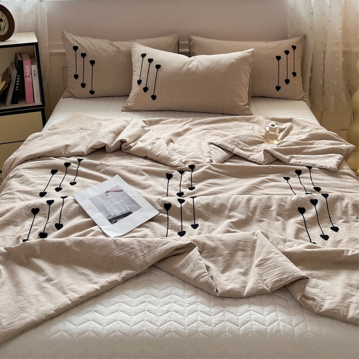 91家纺网 家纺一手货源 找家纺 一加一 2026春夏新款全棉纯棉色织水洗棉麻毛巾绣大豆夏被-心心相依 棉麻音符-卡其