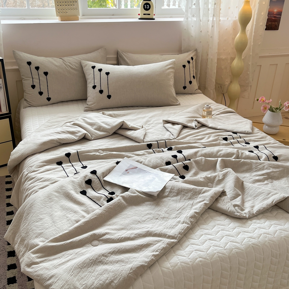 91家纺网 家纺一手货源 找家纺 一加一 2026春夏新款全棉纯棉色织水洗棉麻毛巾绣大豆夏被-心心相依 棉麻音符-灰