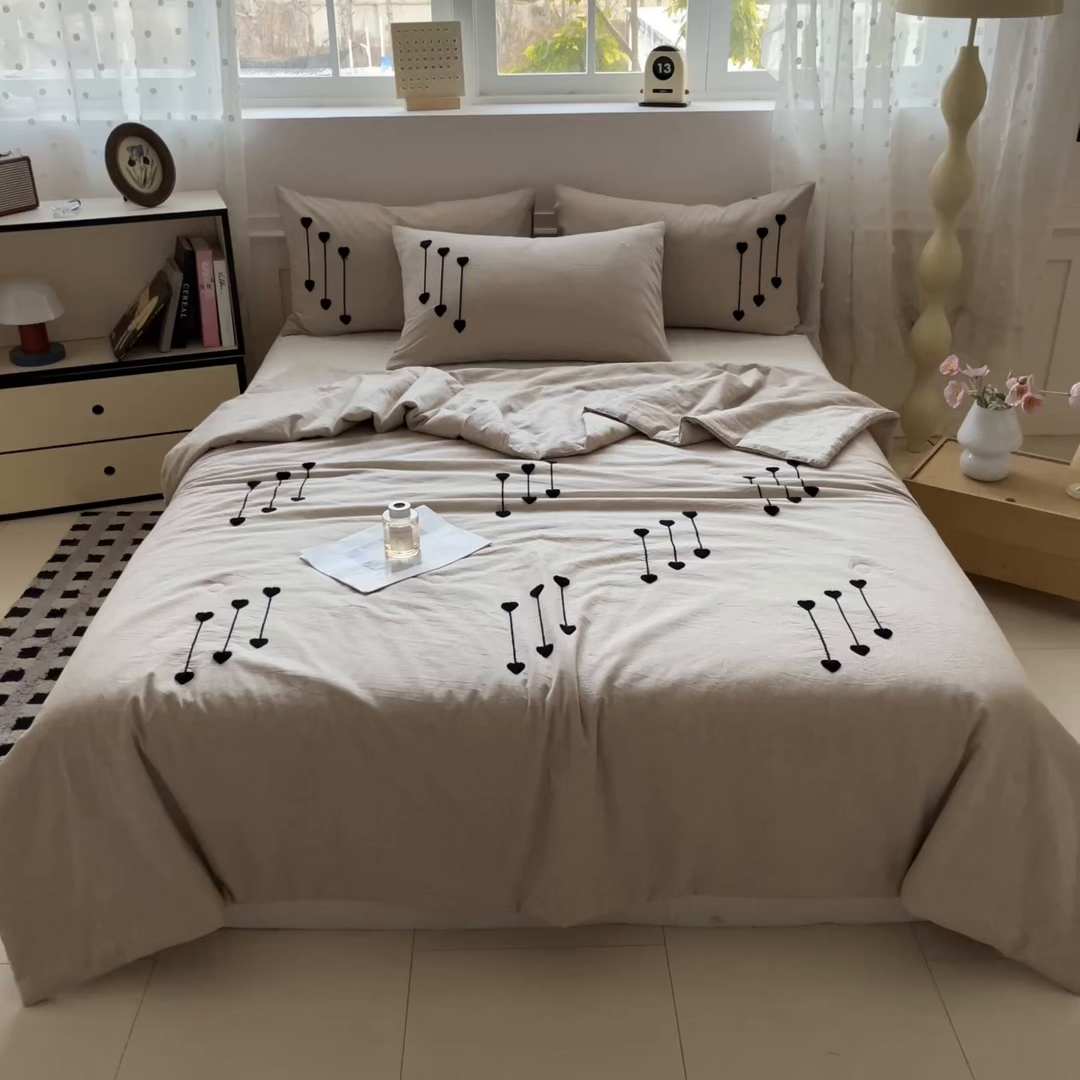 91家纺网 家纺一手货源 找家纺 一加一 2026春夏新款全棉纯棉色织水洗棉麻毛巾绣大豆夏被-心心相依 棉麻音符-卡其